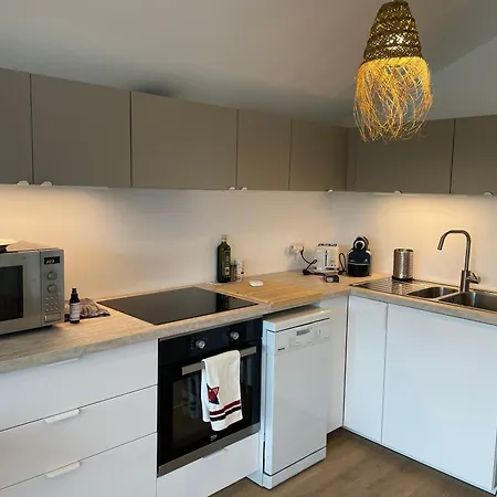 Samui - Equipe Borne De Recharge - Powering Station Electric Car *