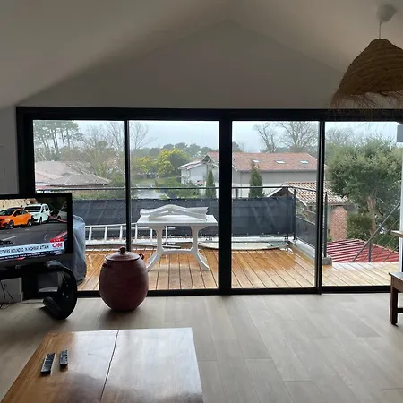 Samui - Equipe Borne De Recharge - Powering Station Electric Car *