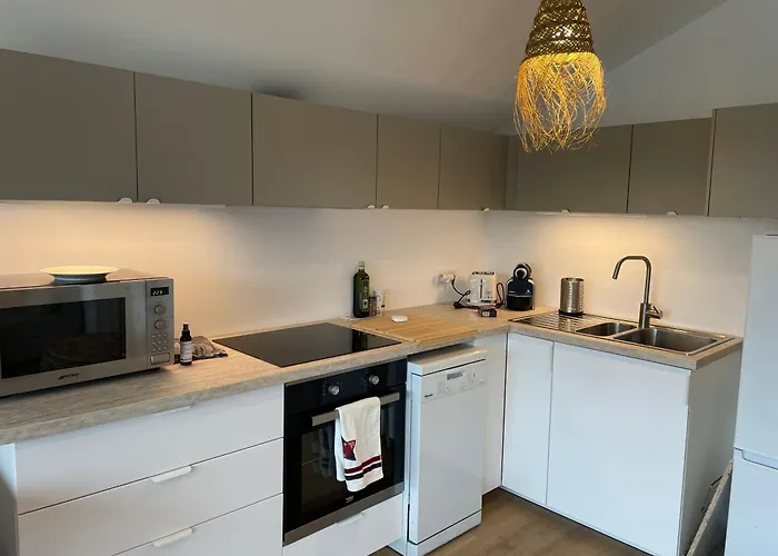 Samui - Equipe Borne De Recharge - Powering Station Electric Car *