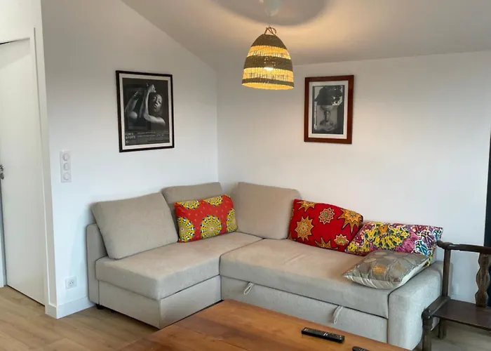 Samui - Equipe Borne De Recharge - Powering Station Electric Car